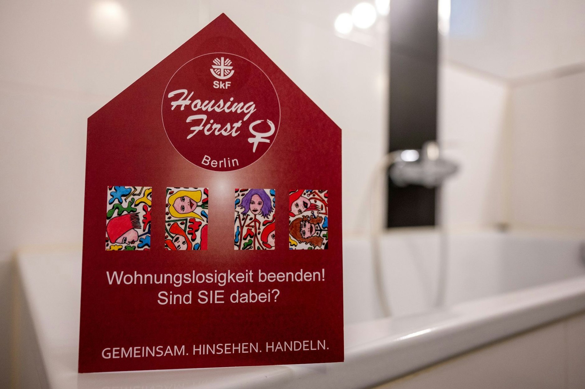 ARCHIV - Eine Infobroschüre zum Programm «Housing First» steht bei einem Pressetermin auf einer Badewanne in der Beratungsstelle.  