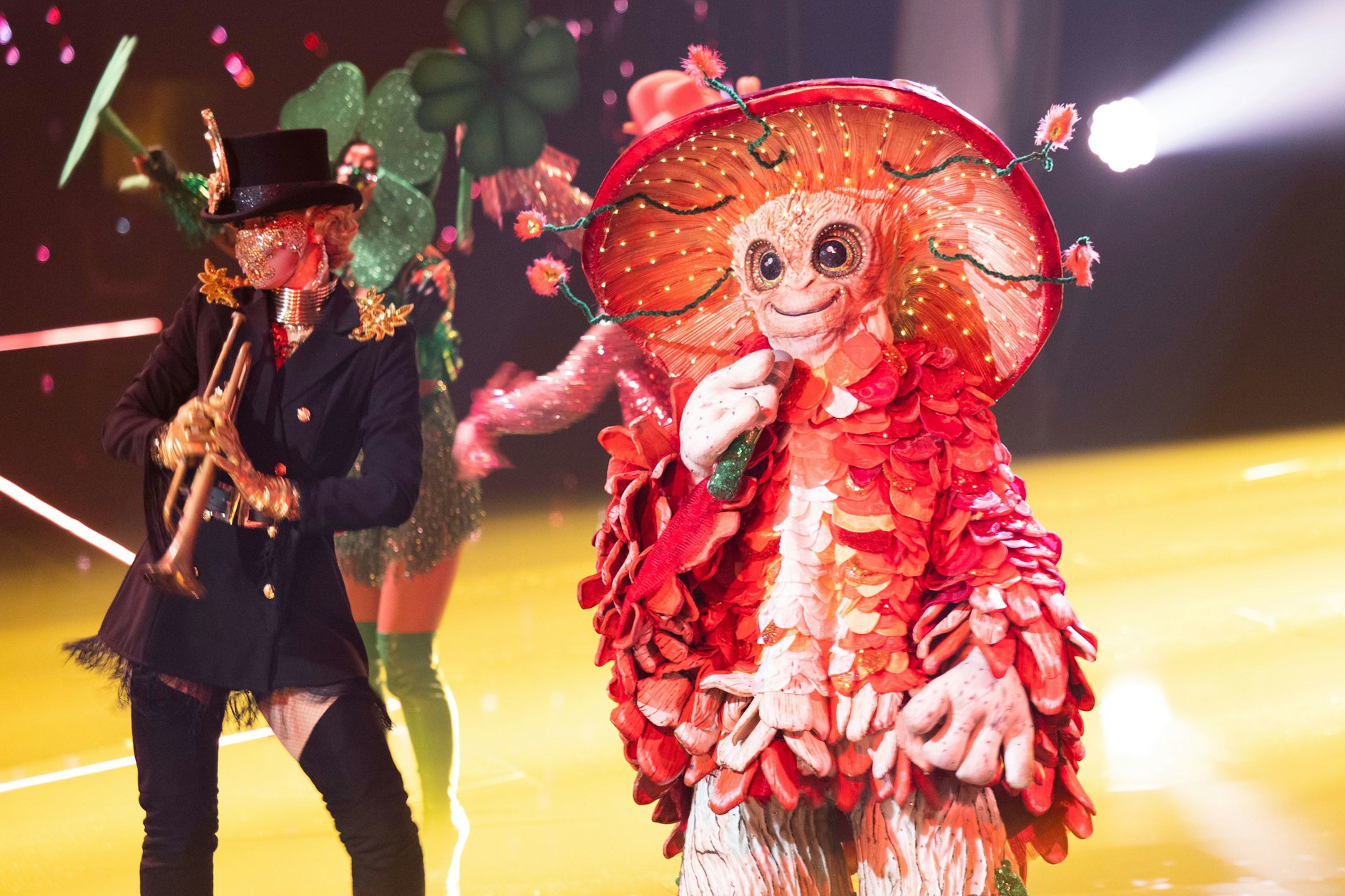 Der Pilz auf der Bühne von „The Masked Singer“. Fans streiten aktuell: Steckt ein Mann oder eine Frau im Kostüm?