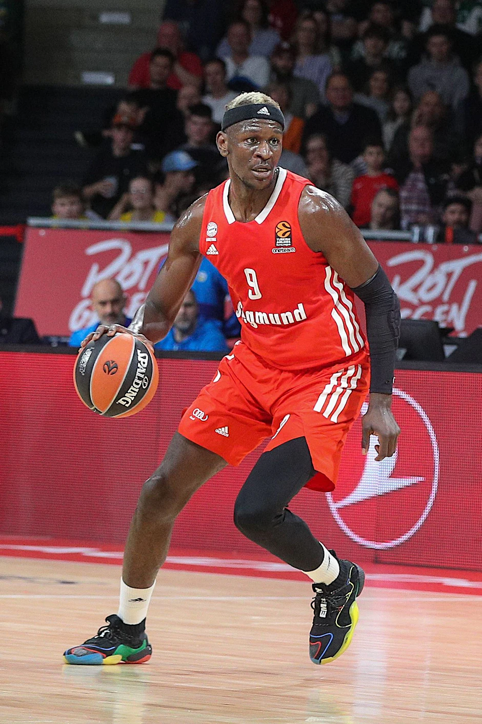 ARCHIV - Überzeugte beim Bayern-Sieg gegen Ulm: Isaac Bonga.  dpa