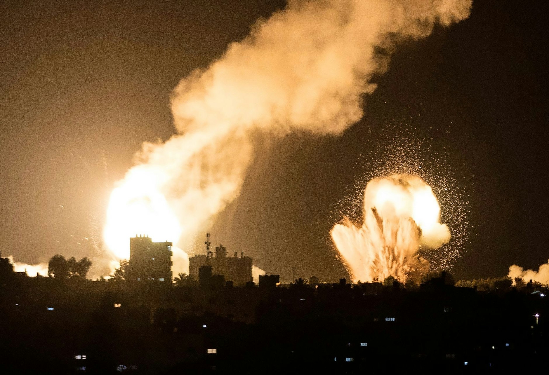 Flammen und Rauch steigen bei israelischen Luftangriffen auf.  dpa