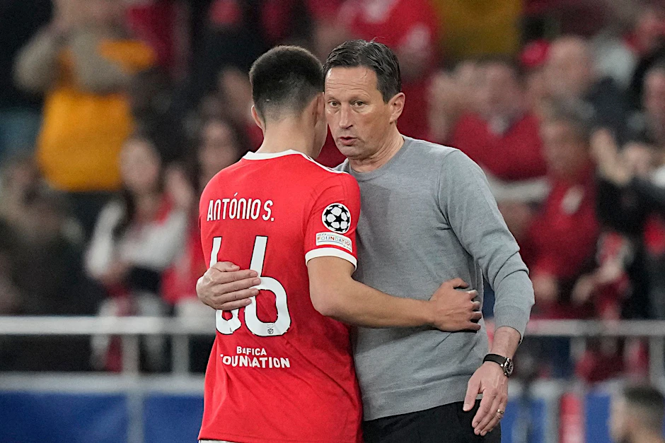 ARCHIV - Musste im Titelrennen eine Niederlage gegen den direkten Verfolger FC Porto einstecken: Benfica-Coach Roger Schmidt.  