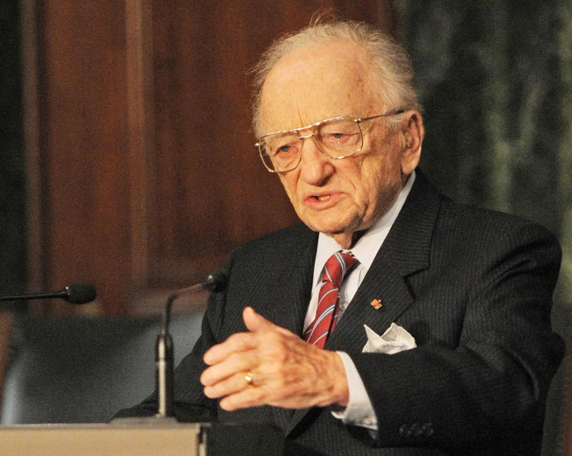 ARCHIV - Benjamin Ferencz war nicht einmal 30 Jahre alt, als er Kriegsverbrechern in Nürnberg den Prozess machte.