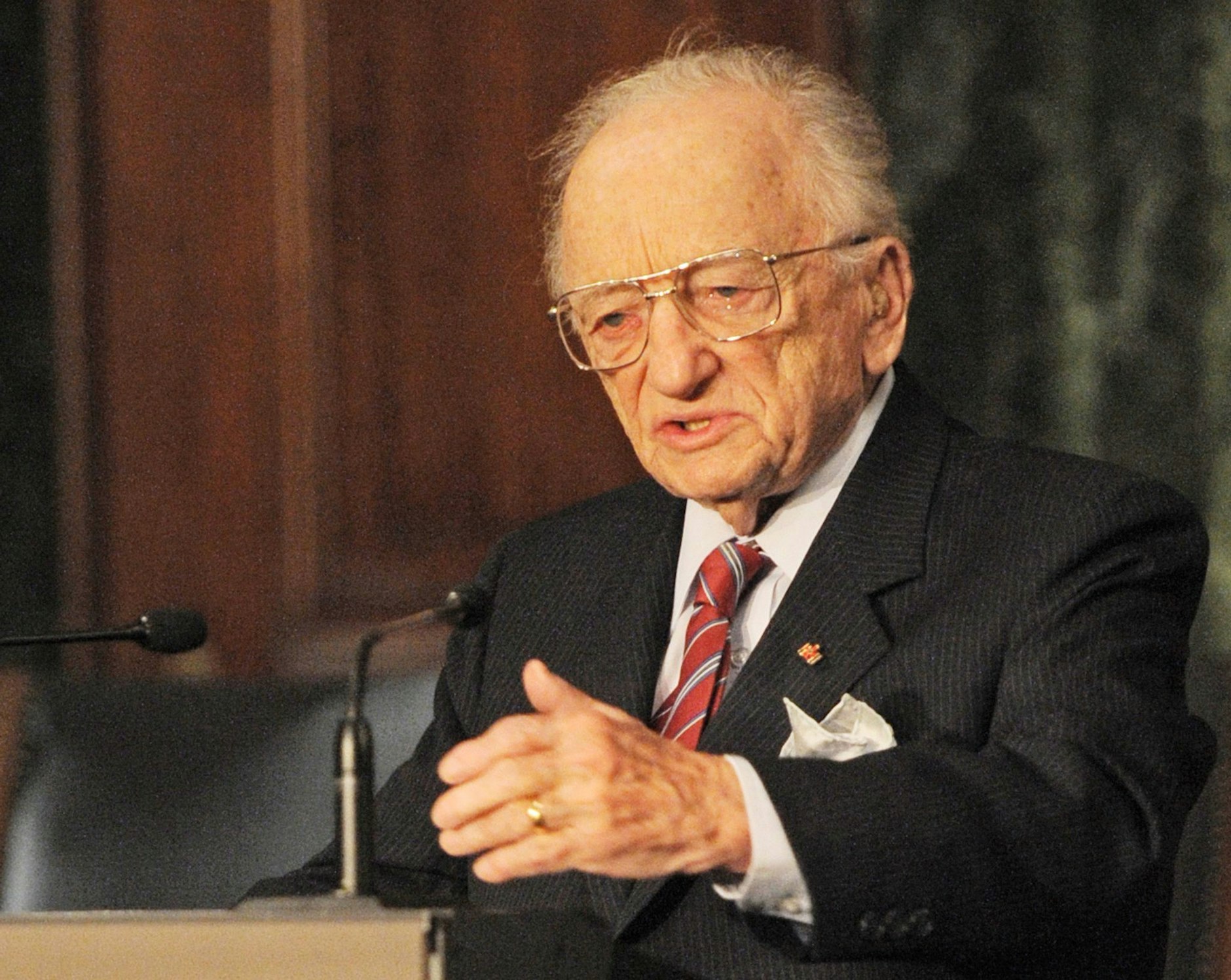ARCHIV - Benjamin Ferencz war nicht einmal 30 Jahre alt, als er Kriegsverbrechern in Nürnberg den Prozess machte.  