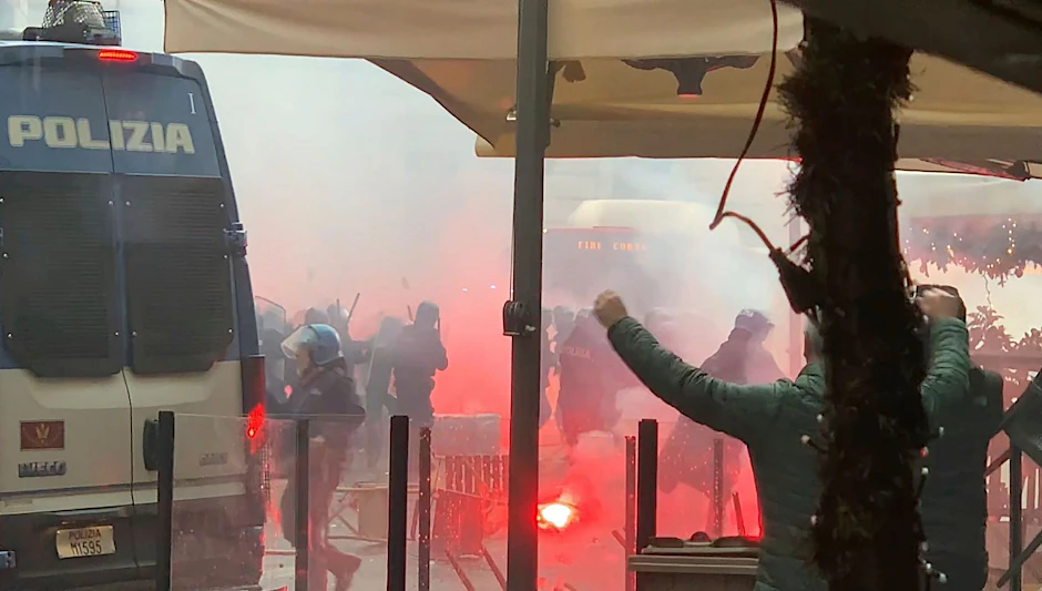 Vor dem Spiel kommt es zu Zusammenstößen zwischen der Polizei und Fans von Eintracht Frankfurt.  /dpa