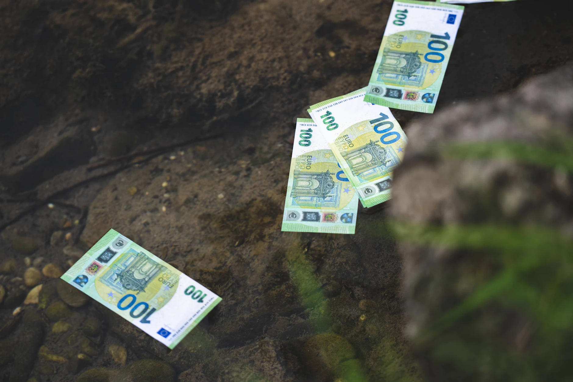 Ab Welchem Betrag Muss Man Gefundenes Geld Abgeben Geld gefunden? Vorsicht, Straftat: Lassen Sie lieber die Finger davon!