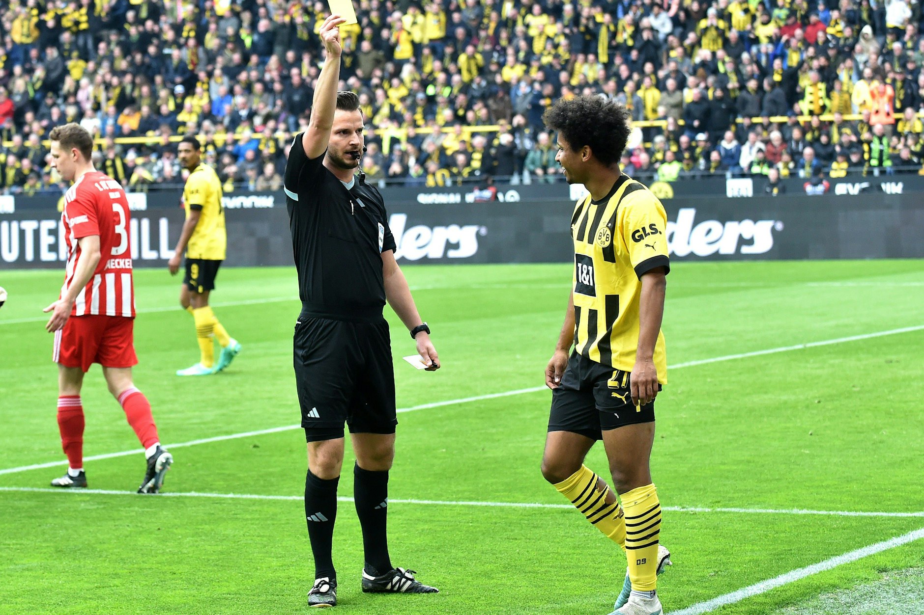 Den Fair-play-Gedanken trat BVB-Star Karim Adeyemi bereits früh mit Füssen, sah nach seiner Schwalbe die Gelbe Karte.
