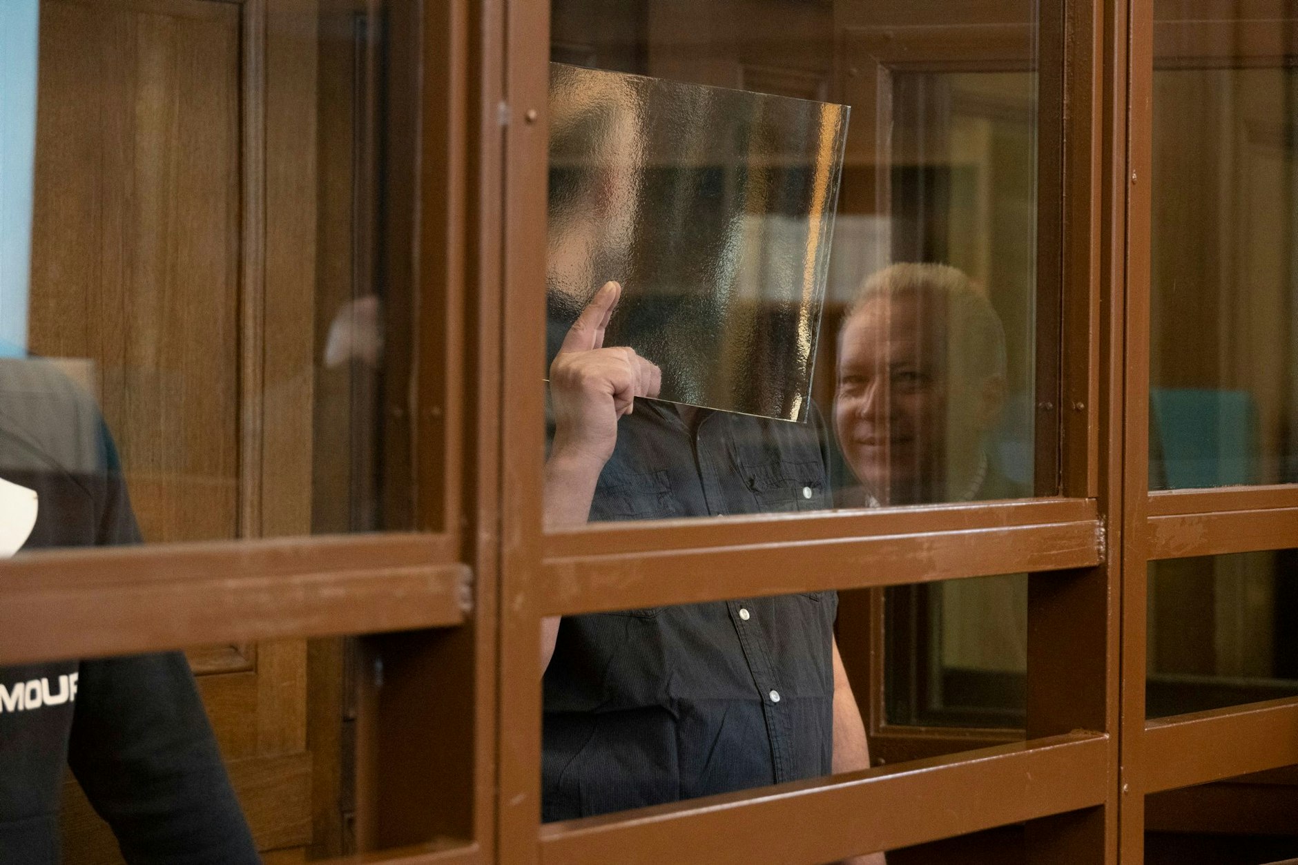 Auf der Anklagebank im Berliner Landgericht:  Georgi L. (57), im Glas spiegelt sich der Anwalt. 