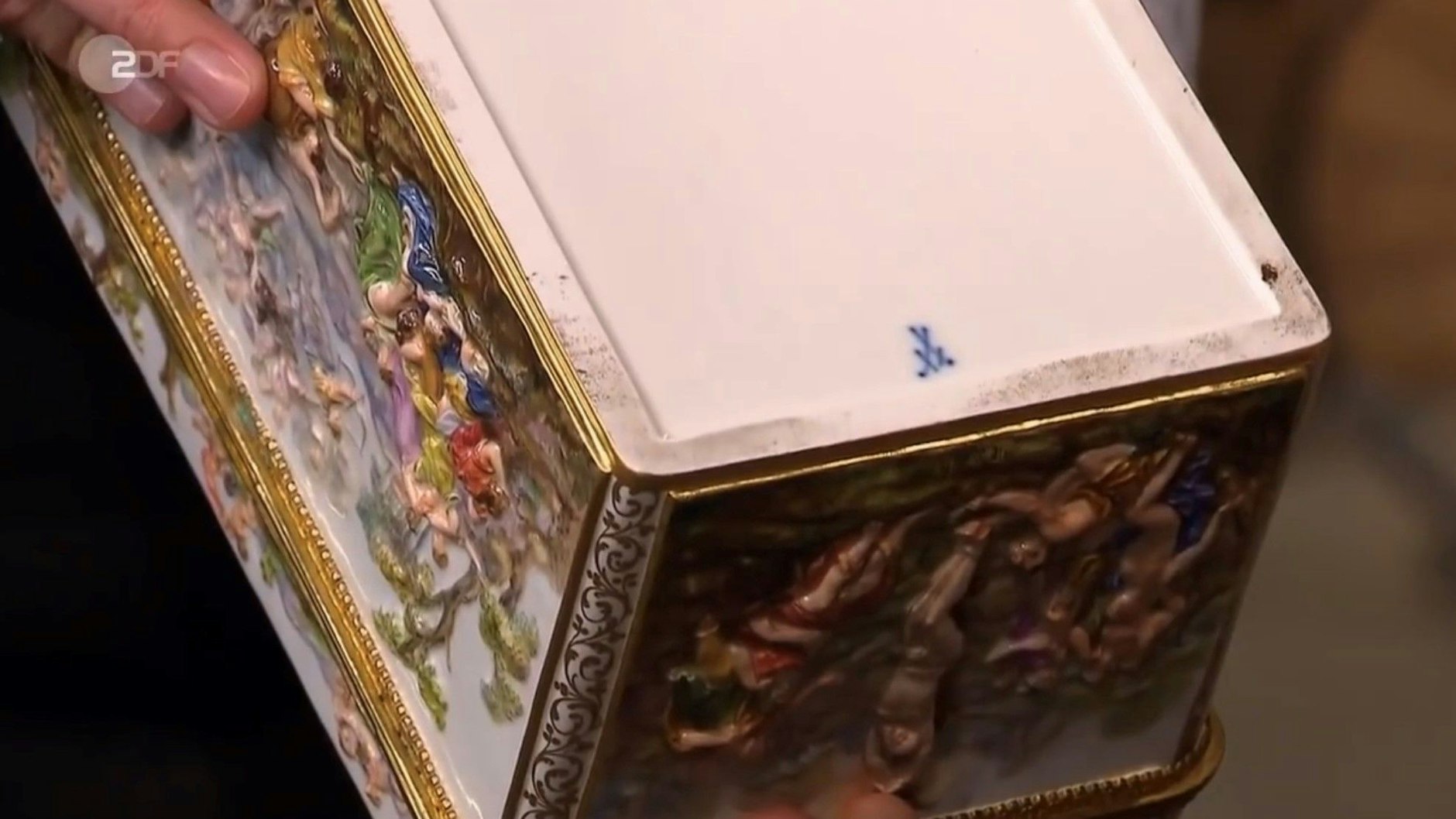 Der „Bares für Rares“-Experte zeigt den Meissner Stempel.