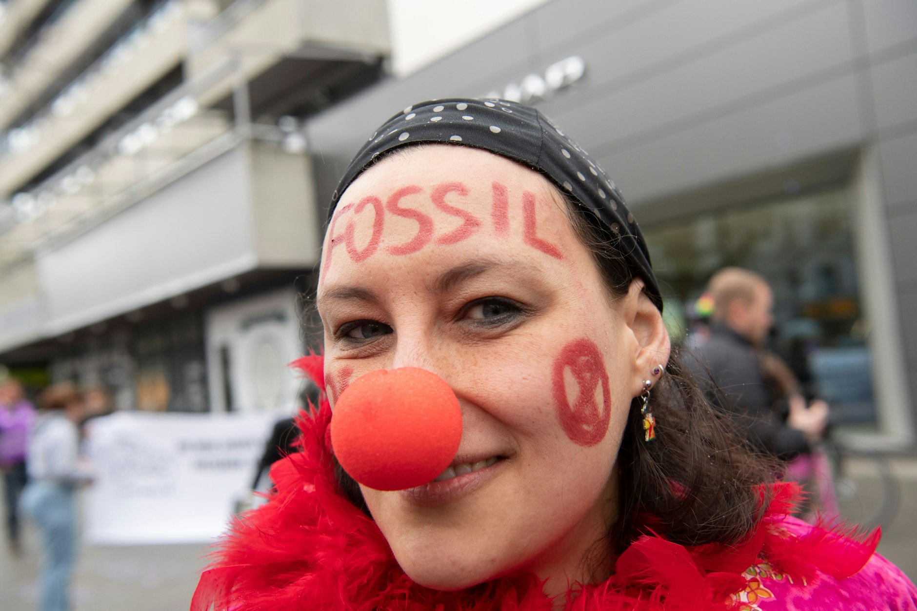 Eine als Clown verkleidete Aktivistin der Gruppe Extinction Rebellion protestiert in Berlin.