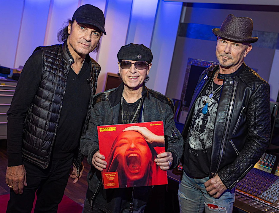 ARCHIV - Matthias Jabs (l-r), Klaus Meine und Rudolf Schenker mit ihrem aktuelllen Album «Rock Believer».  