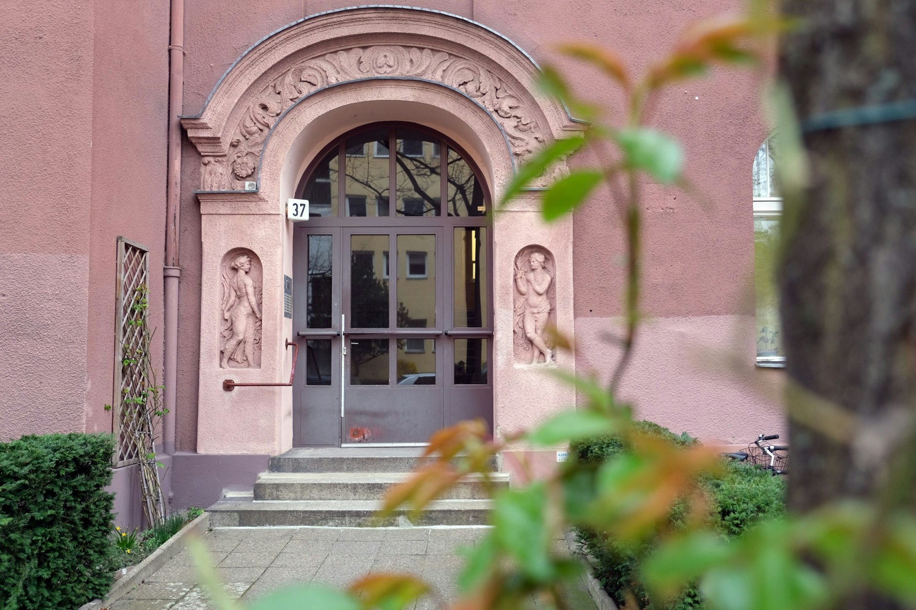 Der Eingang zum Haus in der Berchtesgadener Straße 37.  

