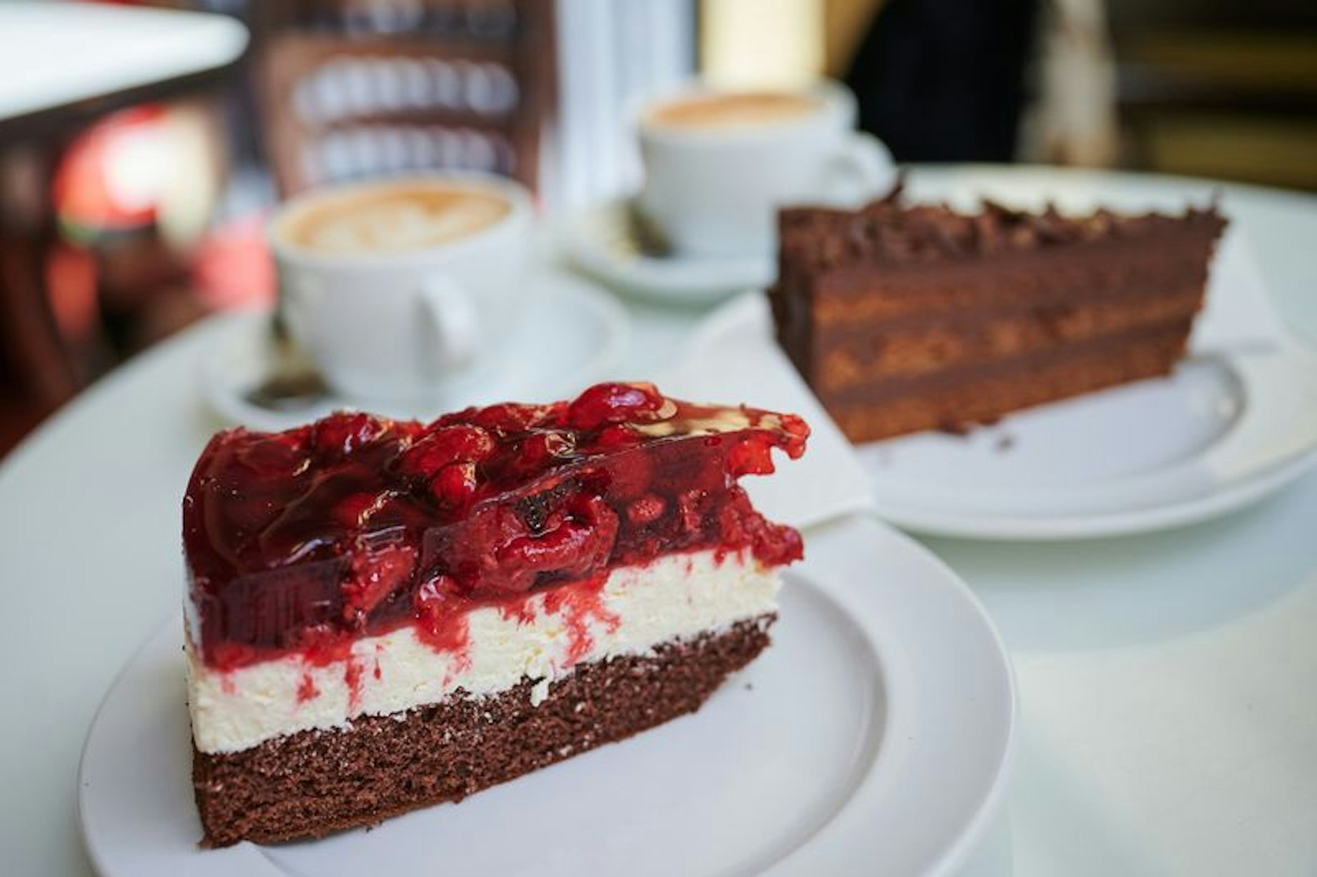 Schmeckt köstlich, macht aber dick. Ein beachtlicher Teil der Erwachsenen in Deutschland isst nach eigenen Angaben seit der Corona-Krise weniger Süßes.