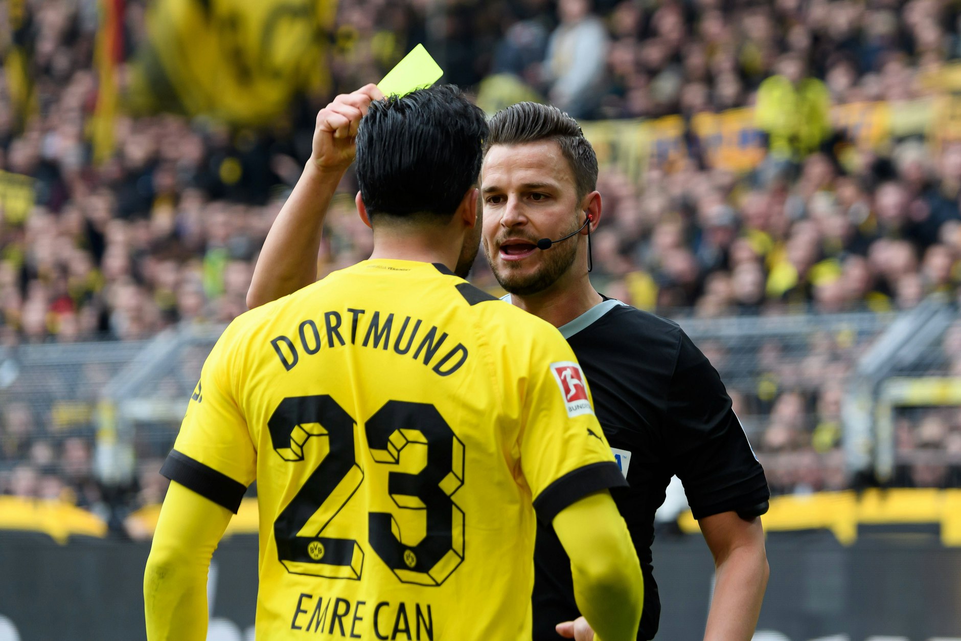 Clevere Aktion oder Unsportlichkeit? In jedem Fall hatte sich Borussia Dortmunds Emre Can in der Schlussphase seine Gelbe Karte verdient.