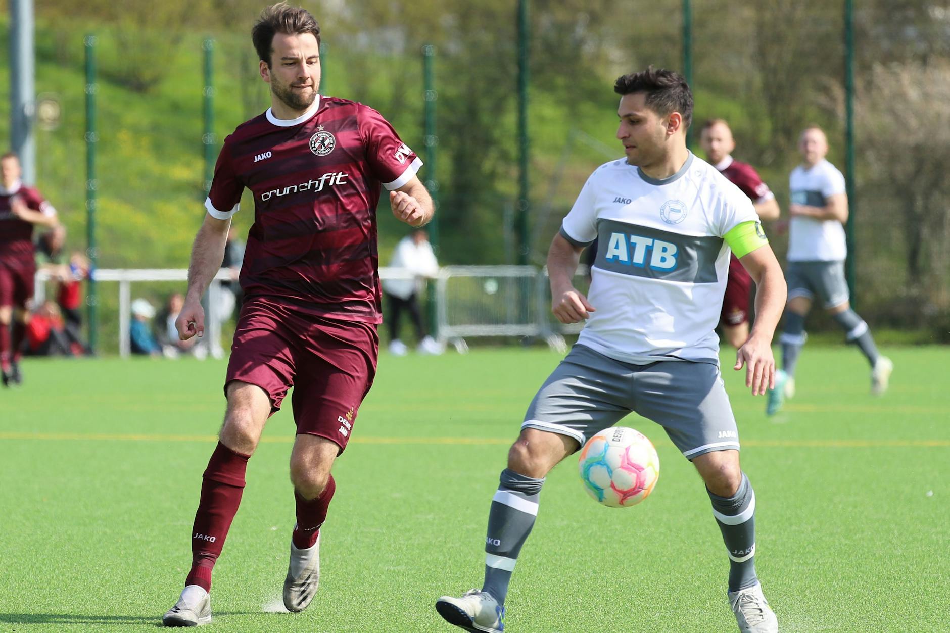 Dynamos Torjäger Christian Beck im Zweikampf mit Spartas Kapitän Ömer Toktumur.
