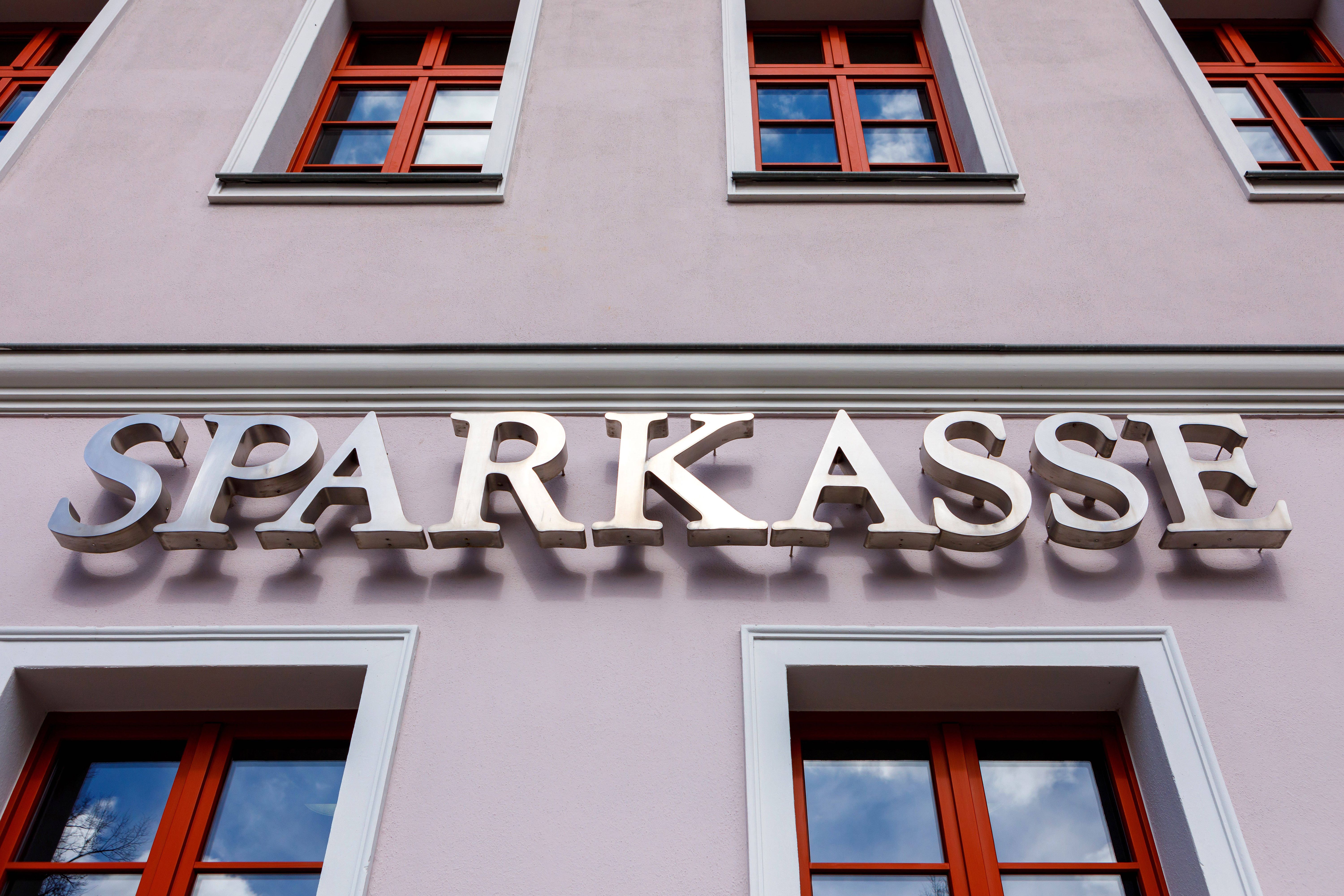 Image - Tresorknacker bohren Loch in Bank und türmen mit Beute!