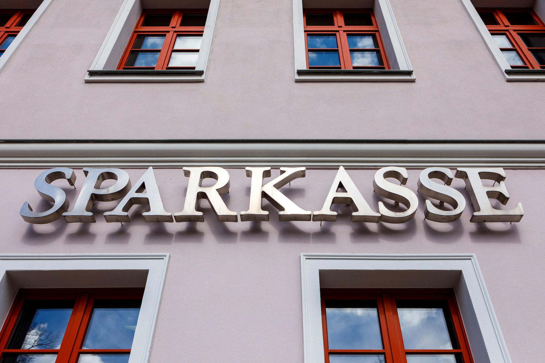 Die Täter räumten Schließfächer einer Sparkasse in Strausberg leer (Symbolfoto).