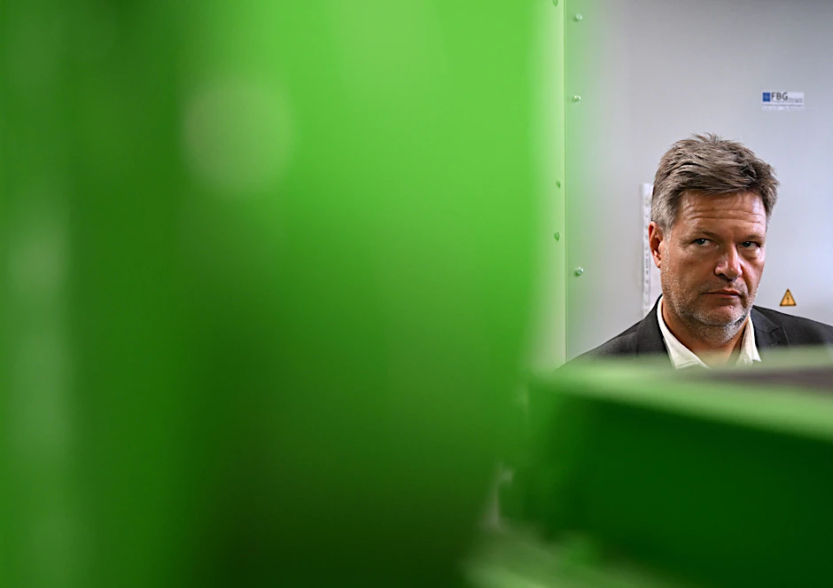 Robert Habeck (Bündnis 90/Die Grünen), Bundesminister für Wirtschaft und Klimaschutz, besucht das Fernwärmenetz Kopenhagen und schaut sich dort eine in Bau befindliche Wärmepumpenstation an.