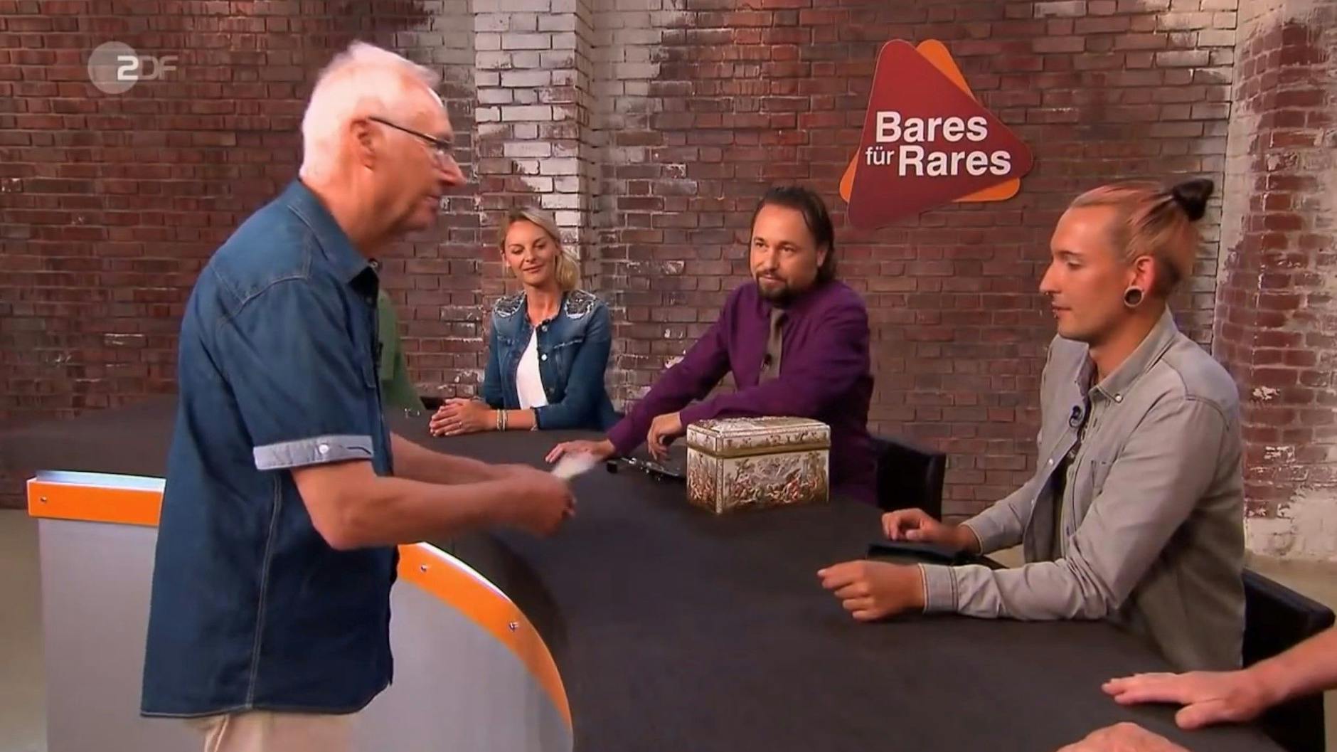 „Bares für Rares“-Händler Fabian Kahl kauft die Schmuckschatulle für 3200 Euro.