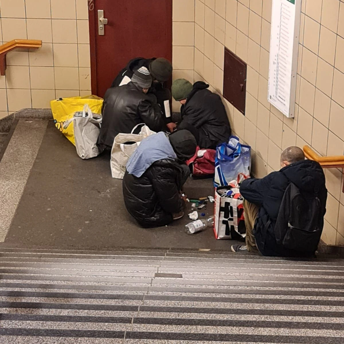 Eine Gruppe von Wohnungslosen hat sich in einem Berliner U-Bahnhof niedergelassen.