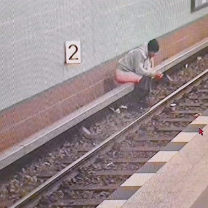 Gesehen in Berlin: Ein Mann hat sich auf einer Stromschienenabdeckung niedergelassen und nutzt den U-Bahnhof als Toilette.