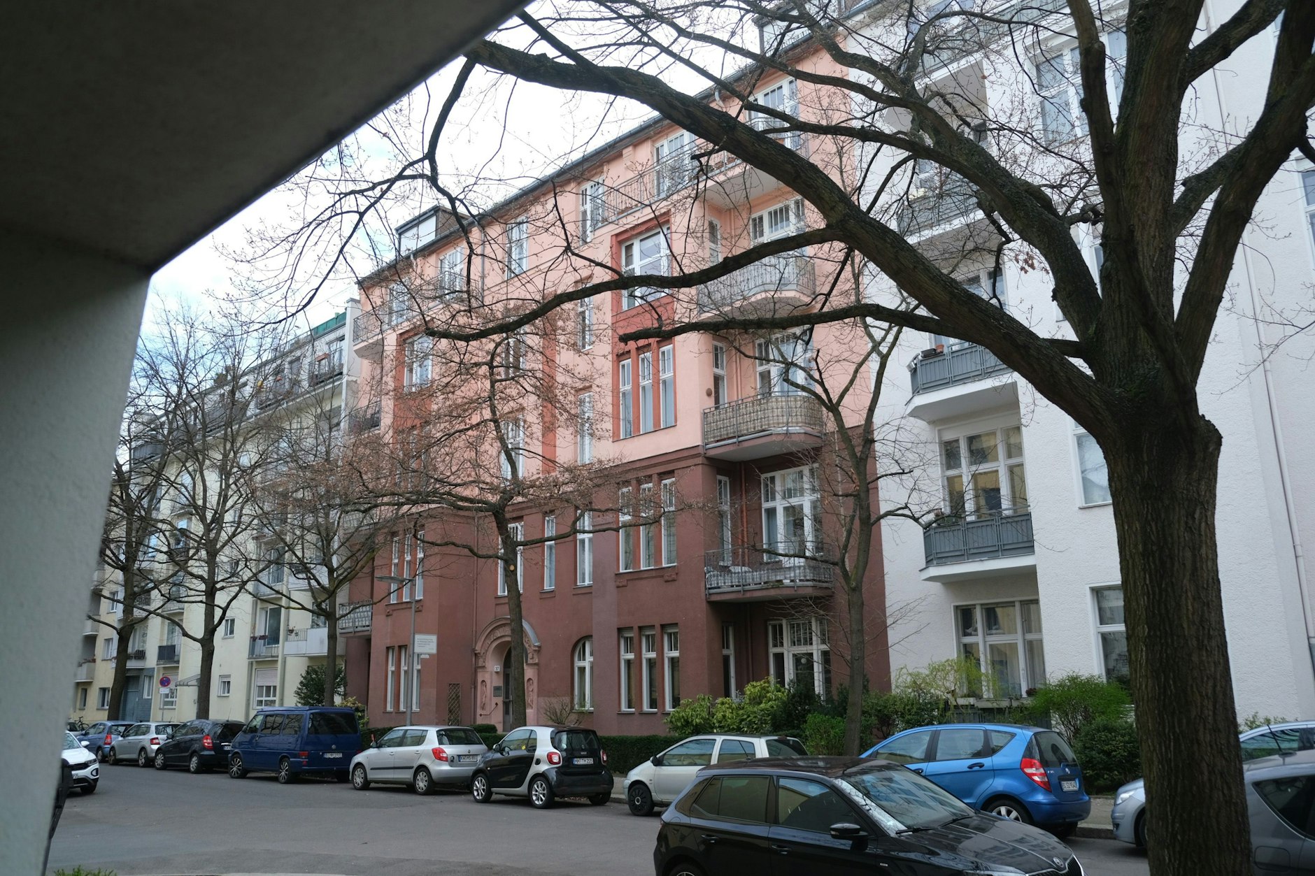 Eine ganz normale Straße in Berlin. Ingke Brodersen hat für ihr Buch „Lebe wohl, Martha“ Archive aufgesucht, Adressbücher gewälzt und Zeitzeugen gesprochen, um von den Bewohnern dieses einen Hauses zu erzählen.