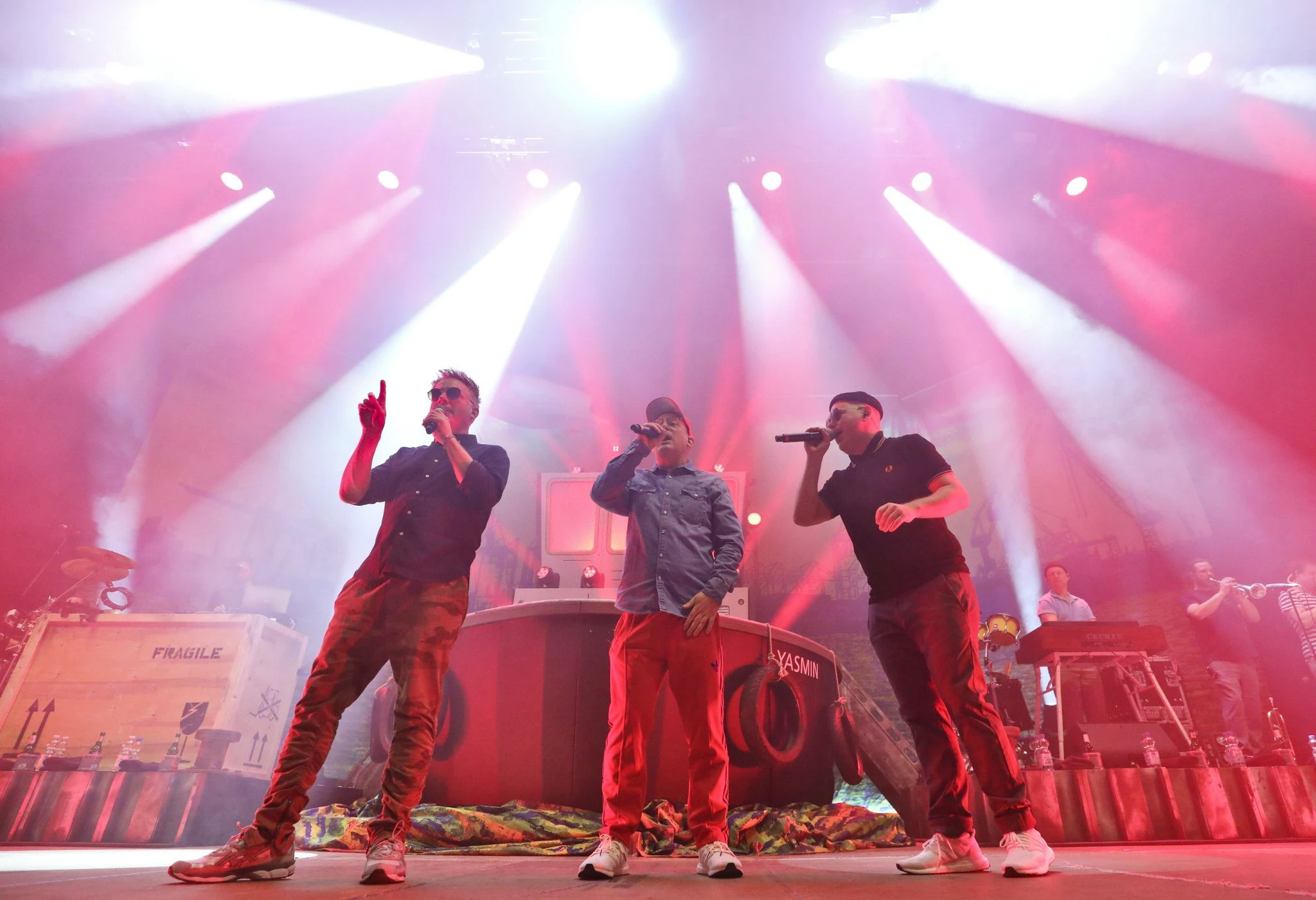 Die Band "Fettes Brot" auf der Bühne in der Rostocker Stadthalle.  
