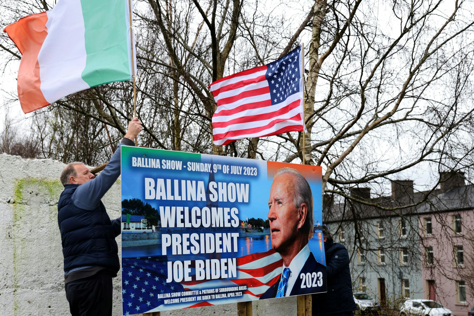 Einwohner in Ballina, wo einst die Vorfahren von US-Präsident Joe Biden lebten, hissen Fahnen und hängen Plakate im Vorfeld seines Besuchs in Irland. Eine Spurensuche nach seinen irischen Wurzeln sowie ernste politische Themen stehen im Programm.
