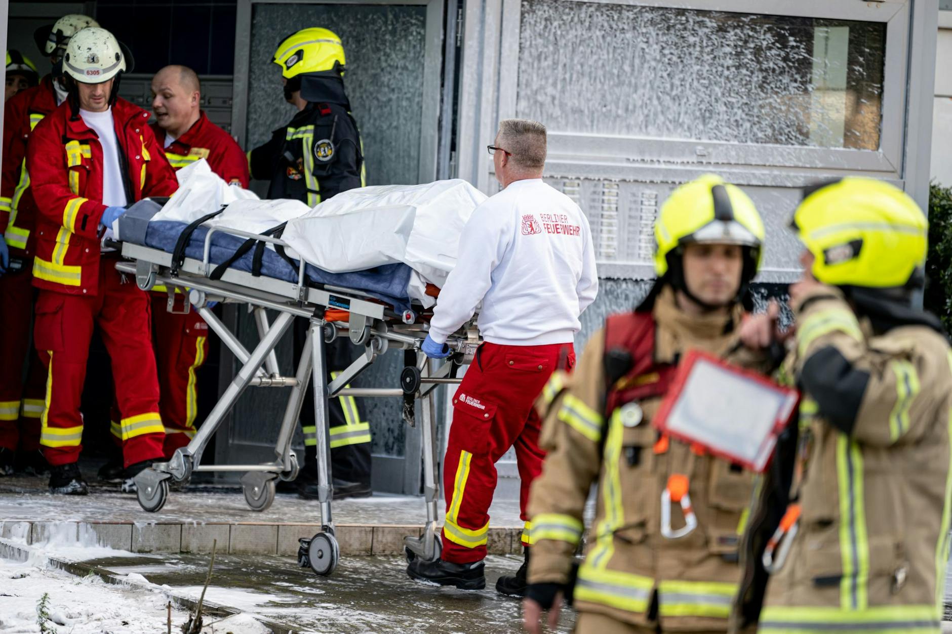 Frau stirbt bei Brand in Hochhaus in Prenzlauer Berg