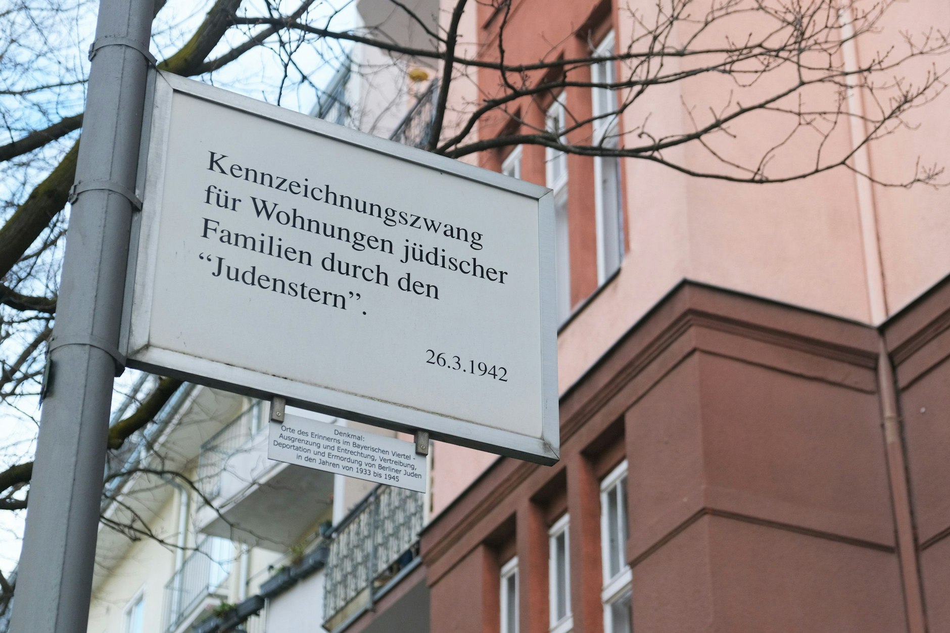 Eines der vielen Schilder, die in Berlin-Schöneberg an die Entrechtung und Verfolgung der Juden erinnern, hängt direkt vor dem Haus, von dem Ingke Brodersen erzählt..