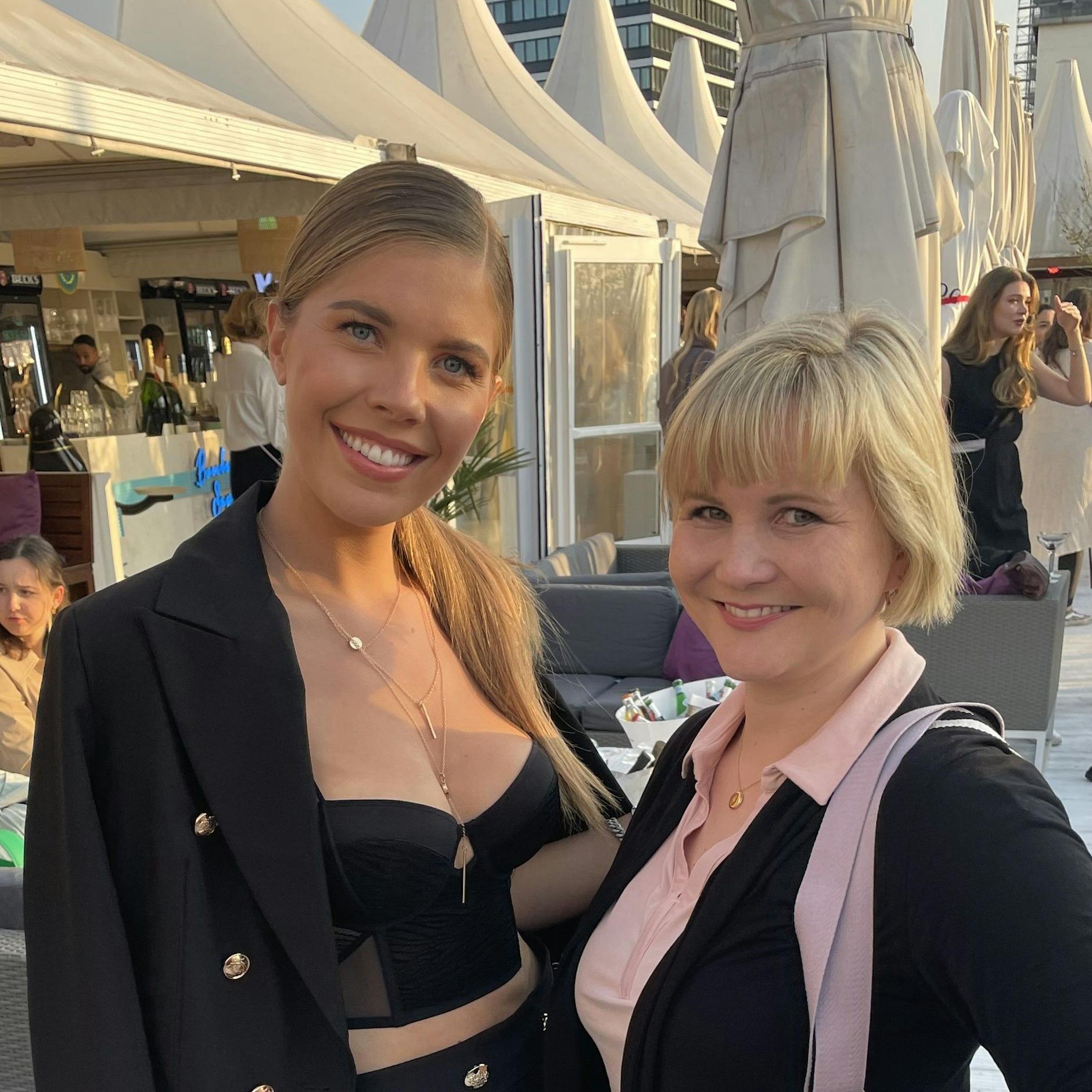 Victoria Swarovski geht nach der Live-Show von „Let’s Dance“ lieber direkt in den Backstage-Bereich.