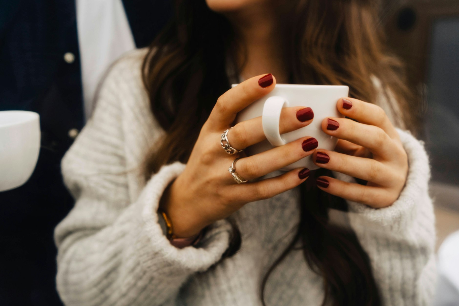 Frau trinkt Kaffee.