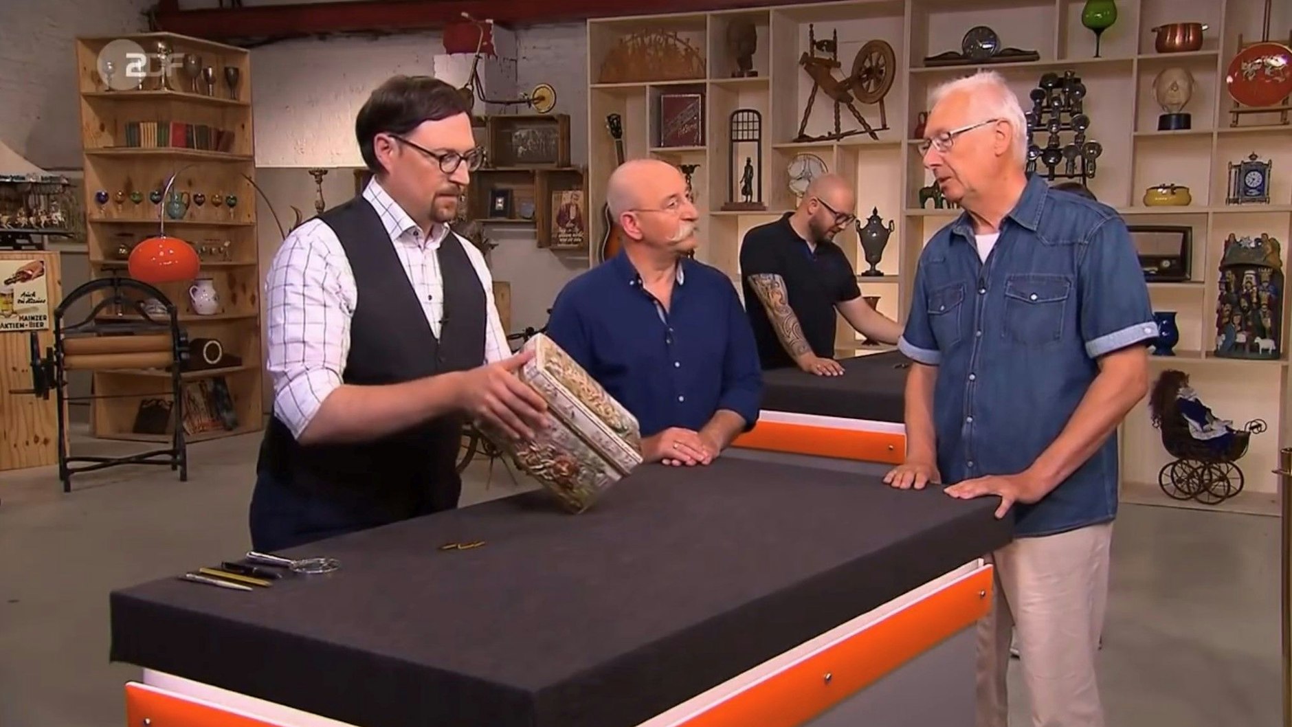 „Bares für Rares“-Experte Colmar Schulte-Golz weiß einiges über die alte Schmuckschatulle zu berichten.