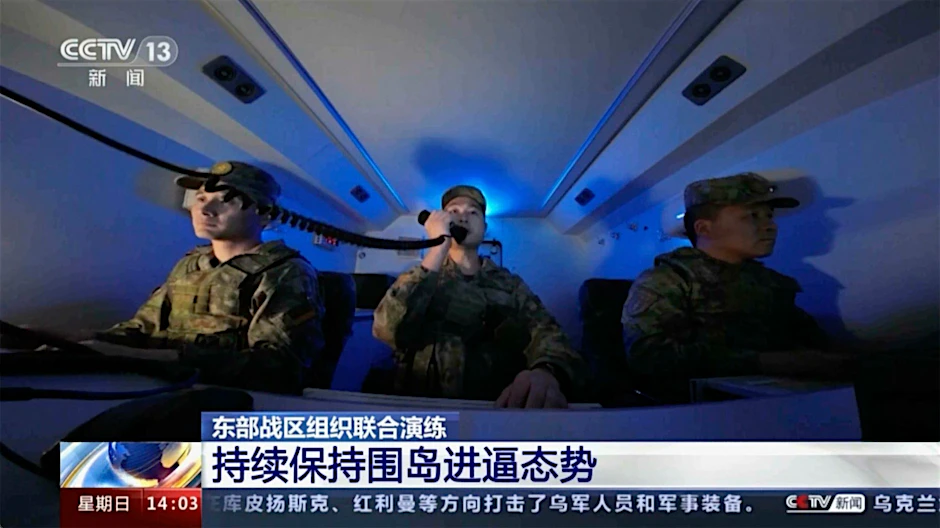 SCREENSHOT - Chinesische Soldaten an Bord eines Marineschiffs während einer Militärübung in der Straße von Taiwan.  