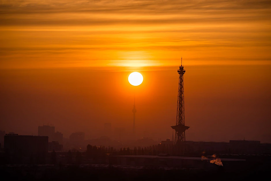 ARCHIV - Die Sonne geht vom Drachenberg aus gesehen über dem Berliner Fernsehturm auf.  