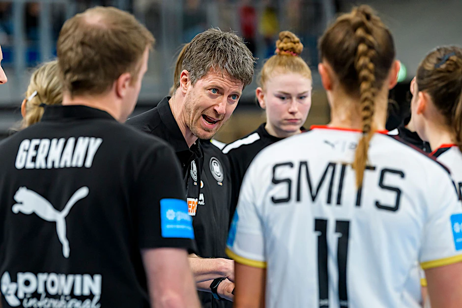 ARCHIV - Markus Gaugisch ist der Trainer der deutschen Handballerinnen.  