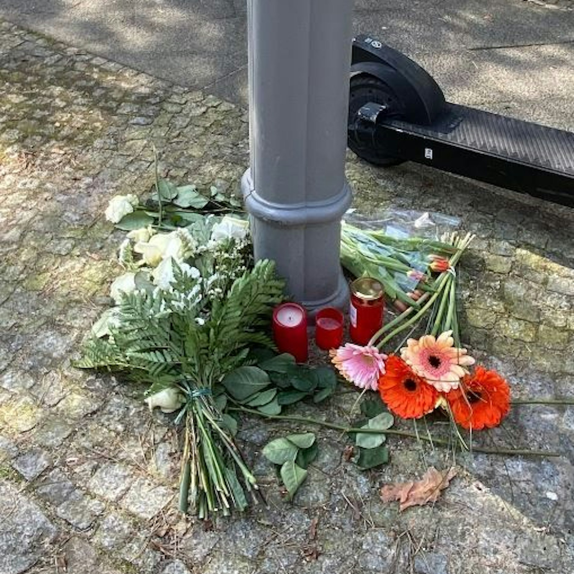 Blumen liegen am Tatort in der Brahmsstraße.