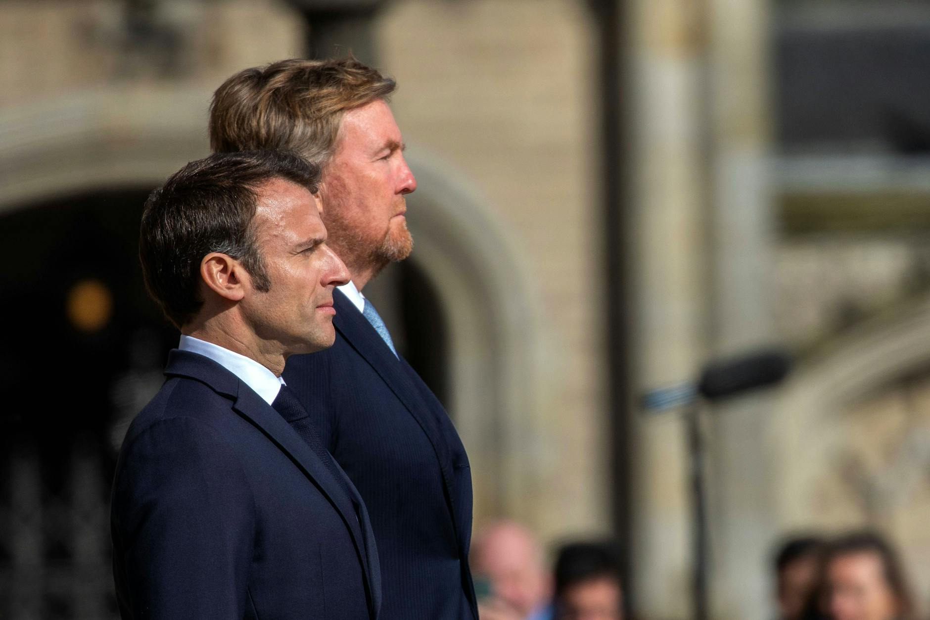 König der Niederlande Willem-Alexander zusammen mit Frankreichs Präsident Emmanuel Macron in Amsterdam. 