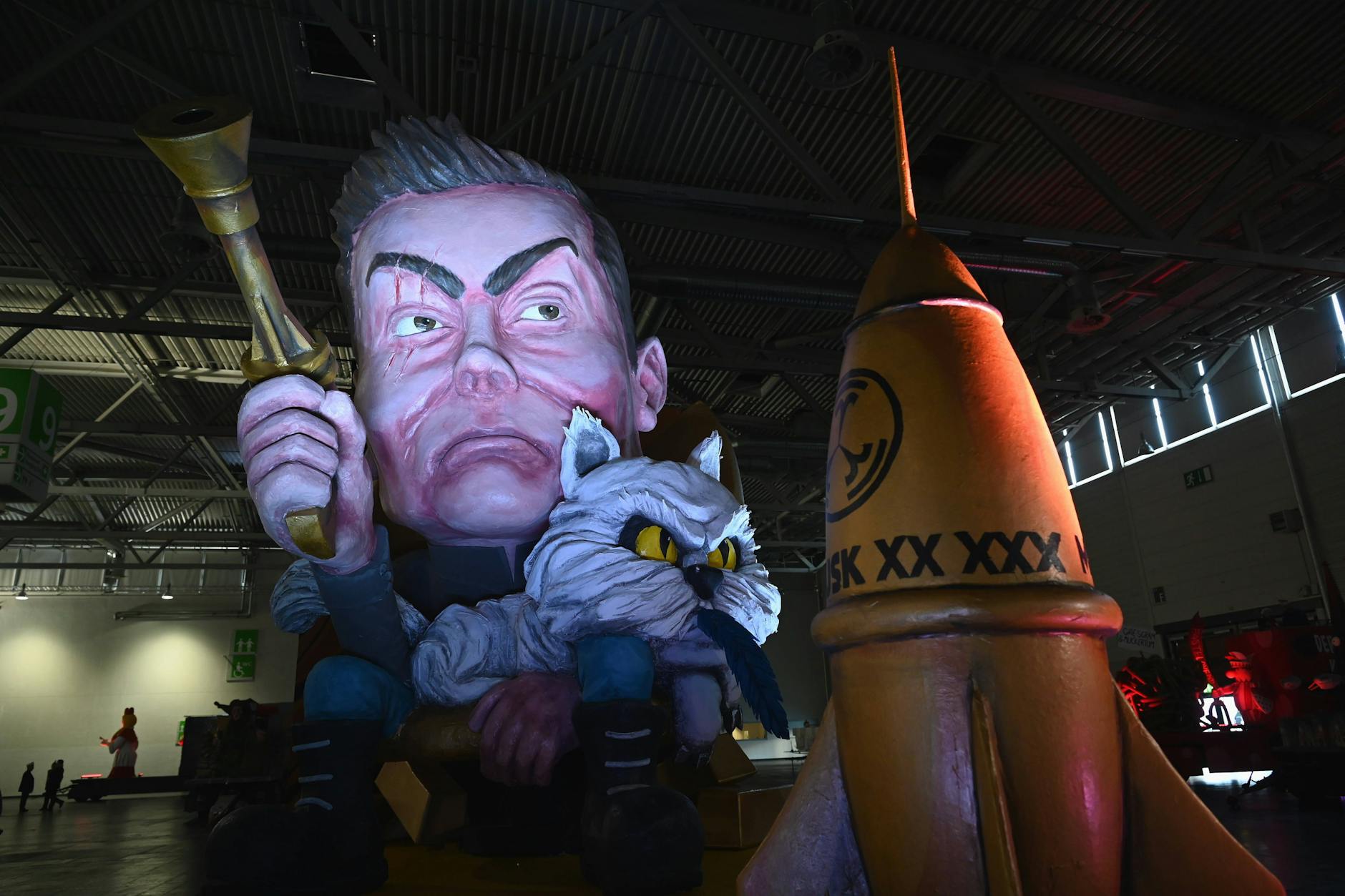 Elon Musk hat angekündigt, einen „antiwoken“ Chatbot zu entwickeln. Hier eine Persiflage des Milliardärs auf einem Wagen des Kölner Karnevals.