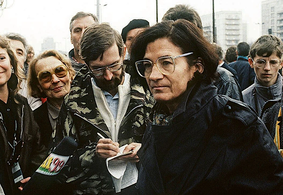 Die Schriftstellerin Christa Wolf am 4. November 1989 während der Protestdemonstration am Alexanderplatz in Berlin.