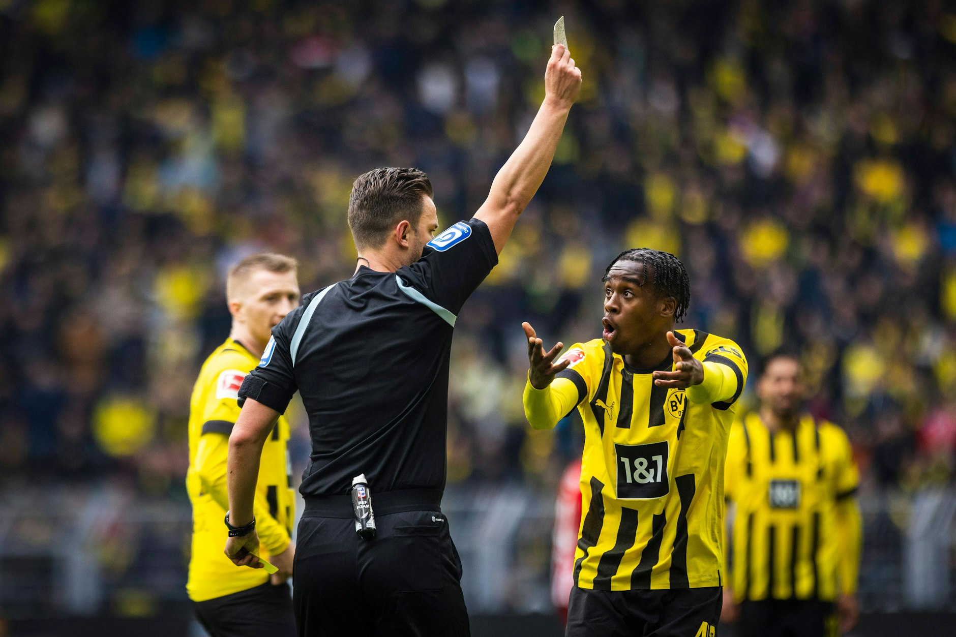 Jamie Bynoe-Gittens bekam gegen den 1. FC Union eine von vielen Gelben Karten. 