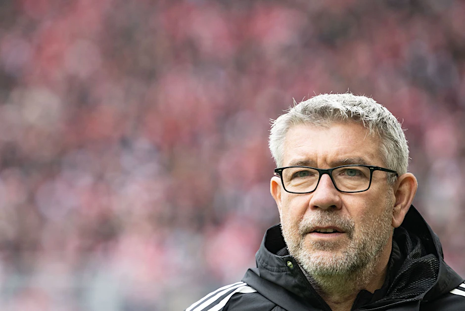 ARCHIV - Trainer Urs Fischer steht am Spielfeldrand.  