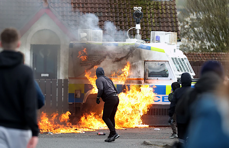 Großbritannien muss sich konkreter mit der Geschichte des Nordirlandkonflikts, „The Troubles“, auseinandersetzen, um eine Vermehrung solcher Szenen wie im nordirischen Derry zu vermeiden.