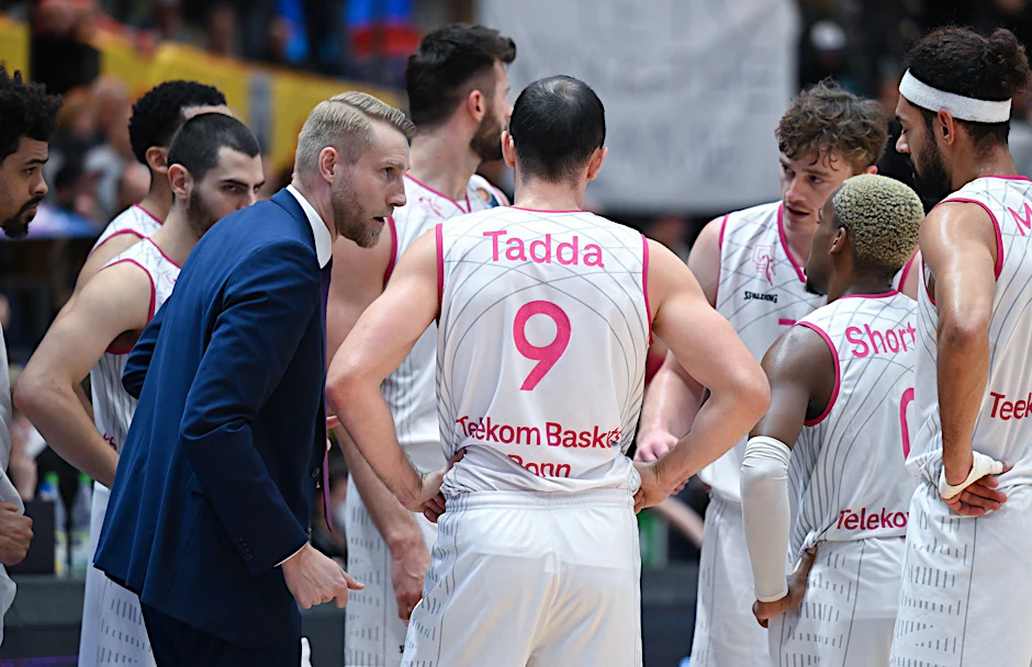 ARCHIV - Bonns Trainer Tuomas Iisalo (3.v.l) gibt seinem Team taktische Hinweise.  