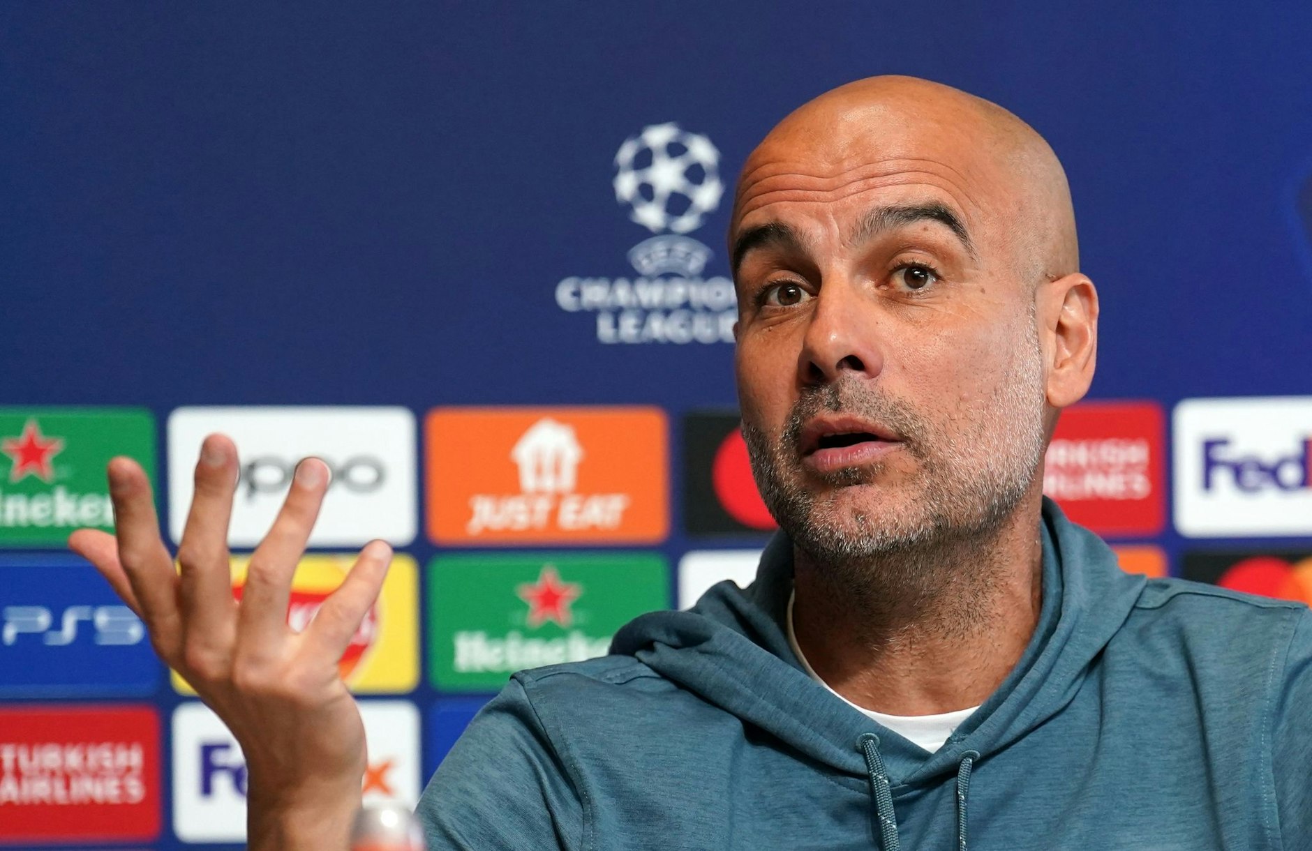 City-Trainer Pep Guardiola auf der Pressekonferenz vor dem Spiel gegen die Bayern.  