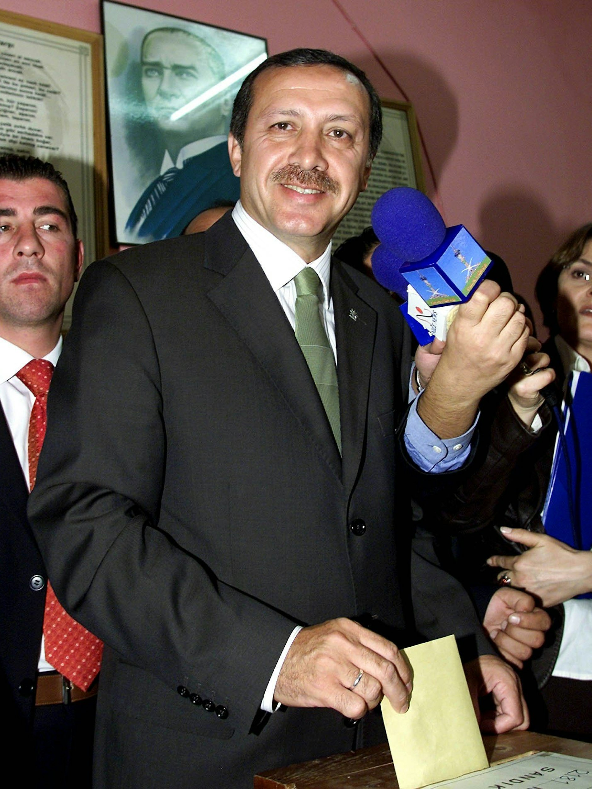 Ein optimistischer Recep Tayyip Erdogan bei der Wahl 2002, die ihn 2003 ins Amt  des Ministerpräsidenten brachte. Mit der säkularen Türkei Atatürks, dessen Bild hinter ihm hängt, hat die Erdogan-Türkei nicht mehr viel zu tun.