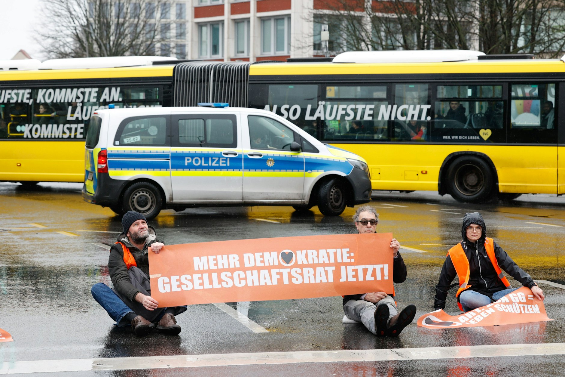 Klima-Kleber blockieren eine Straße in Berlin. Ende April will die Gruppe die ganze Stadt lahmlegen.