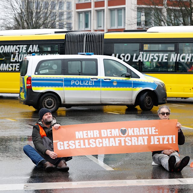 Mehr als 700 Klima-Kleber wollen im April ganz Berlin lahmlegen!