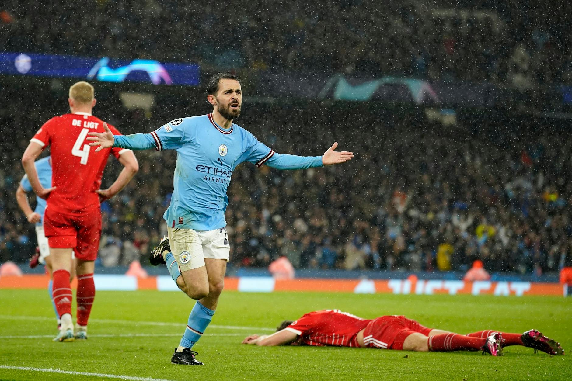 Manchester Citys Bernardo Silva (l.) jubelt über seinen Treffer zum 2:0, nachdem er einen Fehler des FC Bayern München bestraft hat.