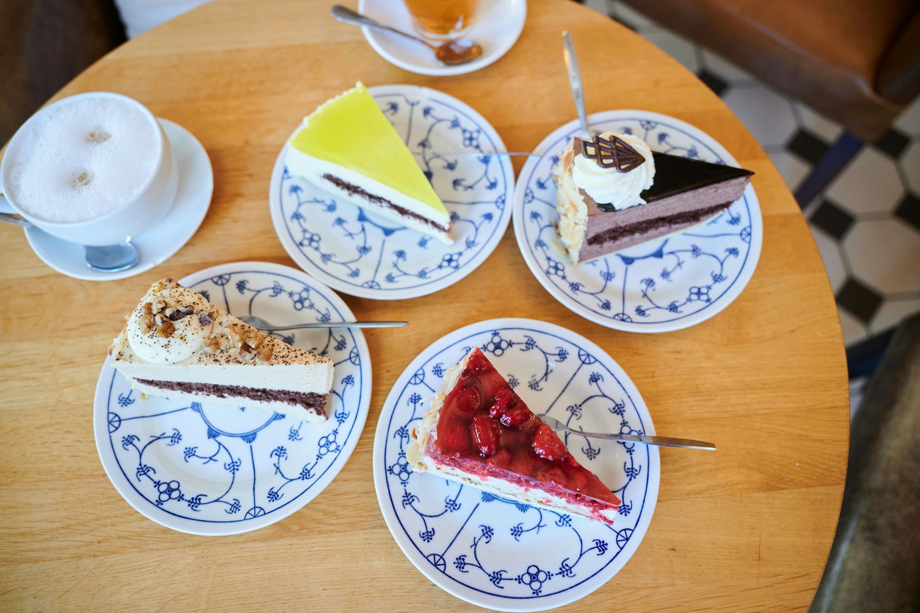 Diversität auf einem Café-Tisch: Die Deutschen lieben Torte und Kuchen im Allgemeinen.