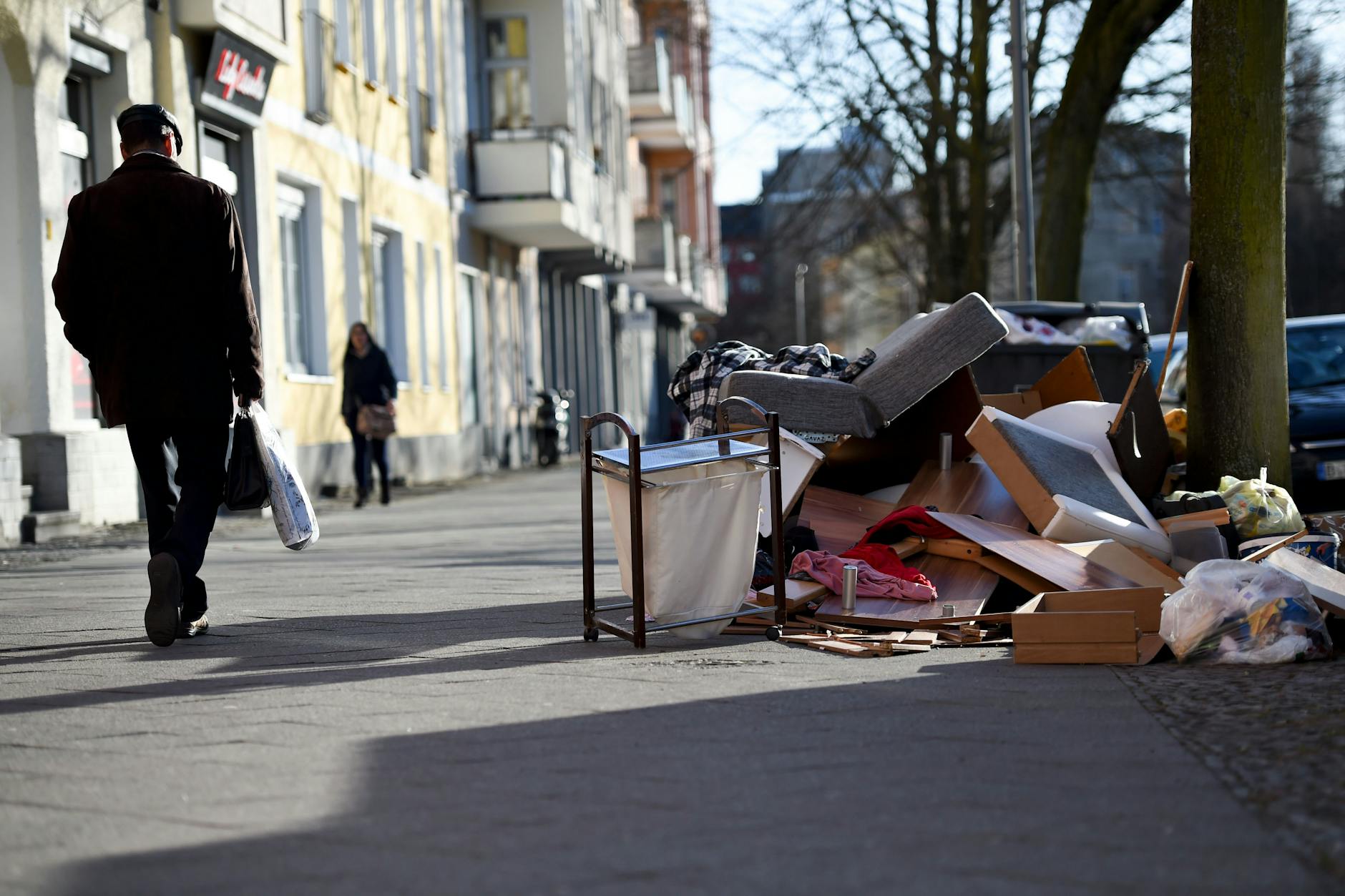 Berlin, wie es leider oft aussieht: Ein Mann läuft an einem Haufen Sperrmüll im Berliner Stadtteil Wedding vorbei.
